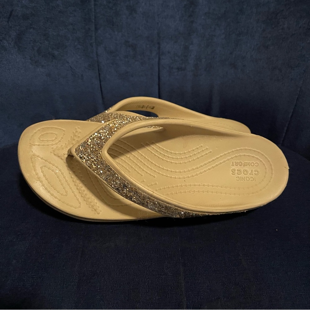 CROCS Women's Sloane Tan/Glitter Flip Flop platform Size 10 Sandals